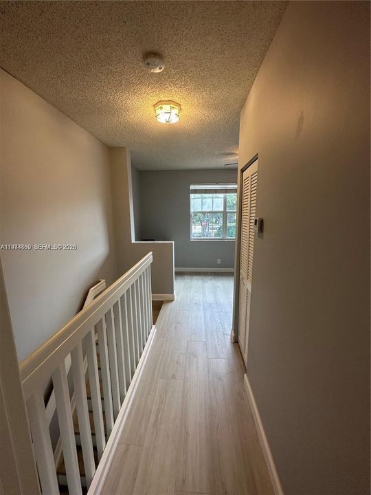 For Rent: $2,400 (2 beds, 1 baths, 990 Square Feet)