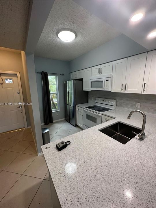 For Rent: $2,400 (2 beds, 1 baths, 990 Square Feet)