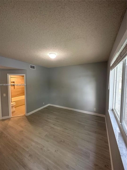 For Rent: $2,400 (2 beds, 1 baths, 990 Square Feet)