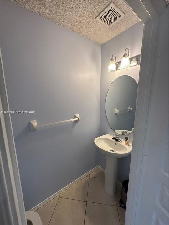 For Rent: $2,400 (2 beds, 1 baths, 990 Square Feet)