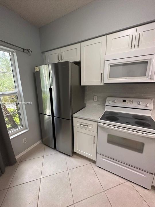 For Rent: $2,400 (2 beds, 1 baths, 990 Square Feet)