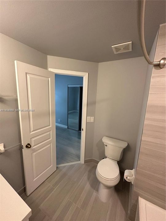 For Rent: $2,400 (2 beds, 1 baths, 990 Square Feet)