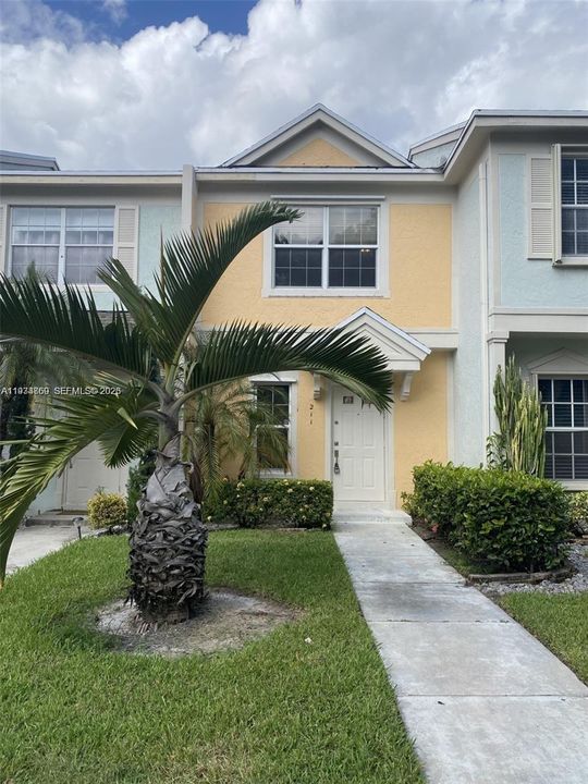 For Rent: $2,400 (2 beds, 1 baths, 990 Square Feet)