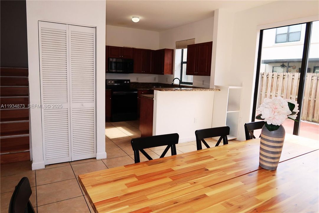 В аренду: $3,300 (4 спален, 3 ванн, 1736 Квадратных фут)