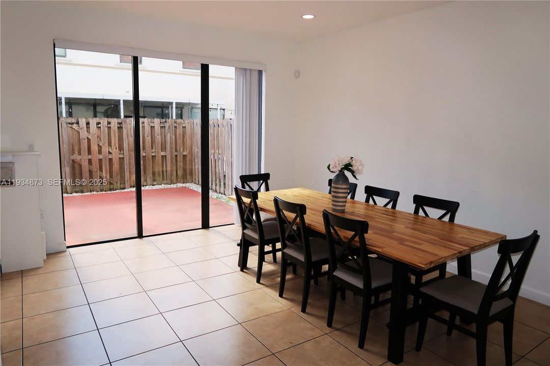 В аренду: $3,300 (4 спален, 3 ванн, 1736 Квадратных фут)