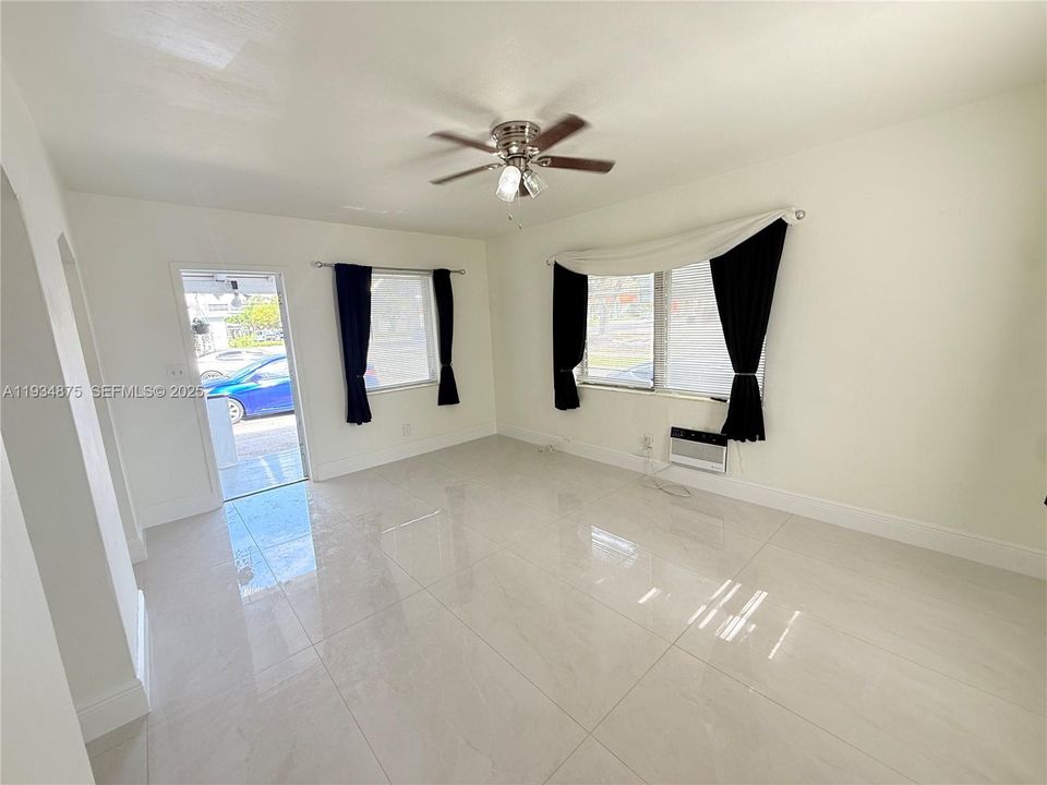 出租: $1,550 (0 贝兹, 1 浴室, 3108 平方英尺)