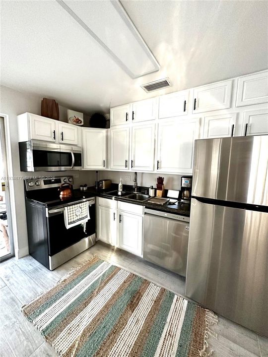 For Rent: $2,700 (2 beds, 2 baths, 1024 Square Feet)