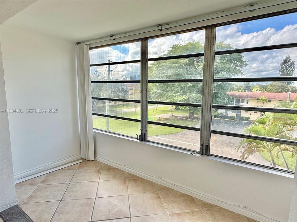 For Rent: $1,750 (1 beds, 1 baths, 800 Square Feet)