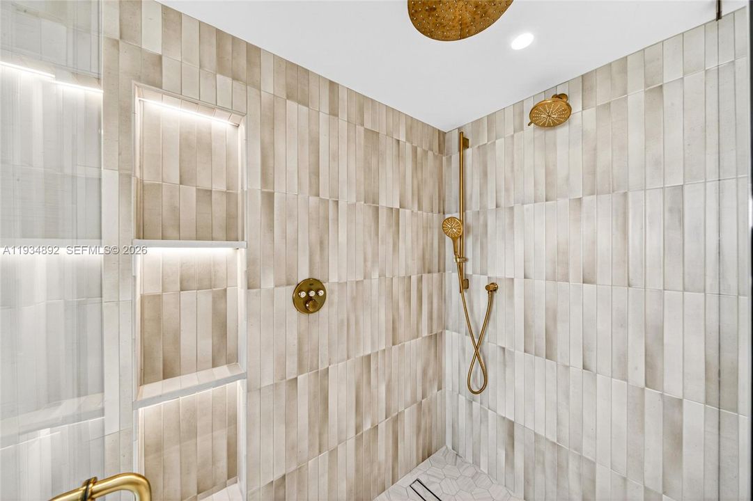 For Sale: $2,250,000 (2 beds, 2 baths, 1165 Square Feet)