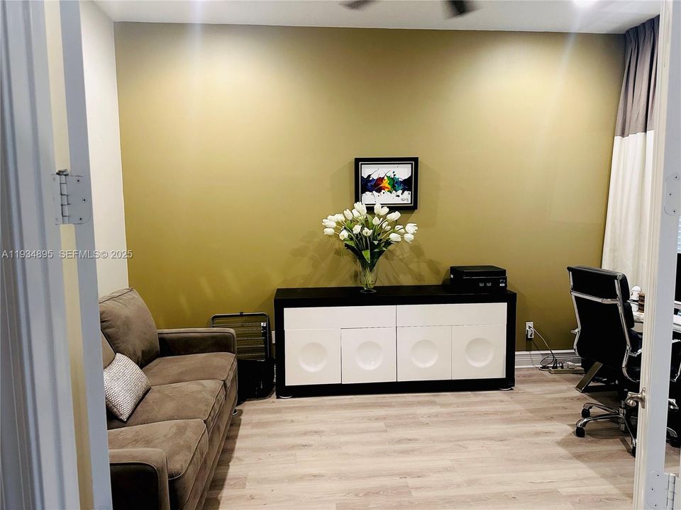 En Venta: $779,900 (3 camas, 2 baños, 1994 Pies cuadrados)