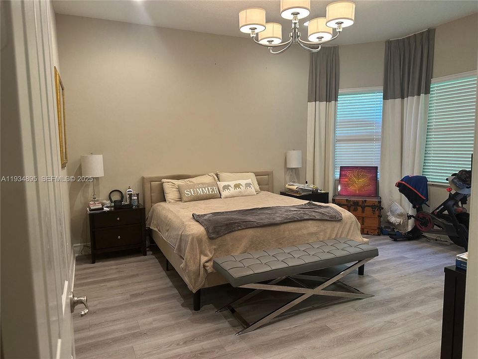 En Venta: $779,900 (3 camas, 2 baños, 1994 Pies cuadrados)