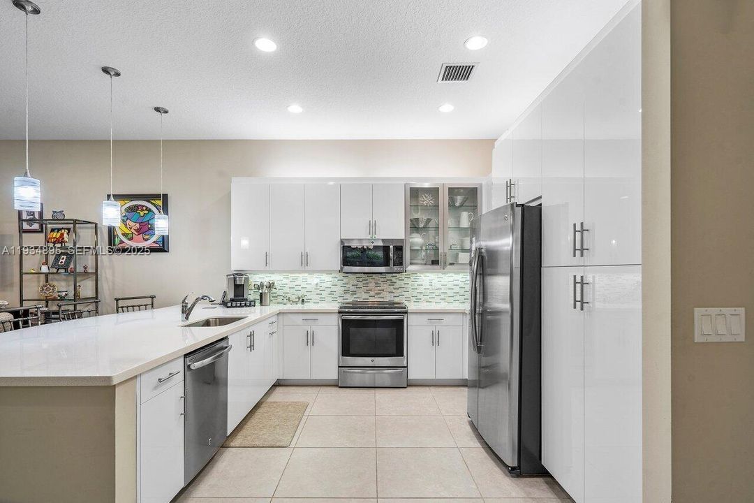 En Venta: $779,900 (3 camas, 2 baños, 1994 Pies cuadrados)