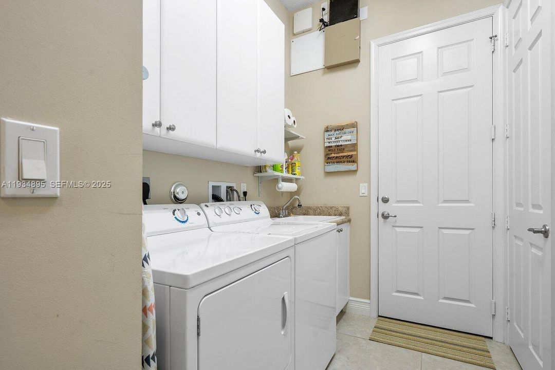 En Venta: $779,900 (3 camas, 2 baños, 1994 Pies cuadrados)