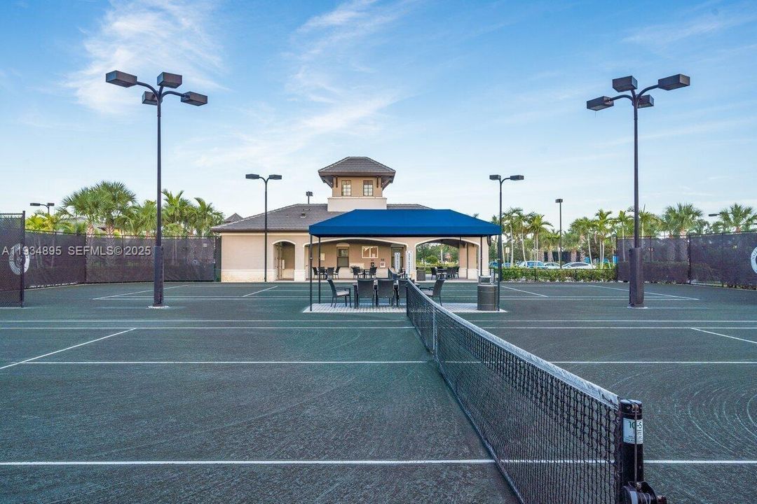 En Venta: $779,900 (3 camas, 2 baños, 1994 Pies cuadrados)