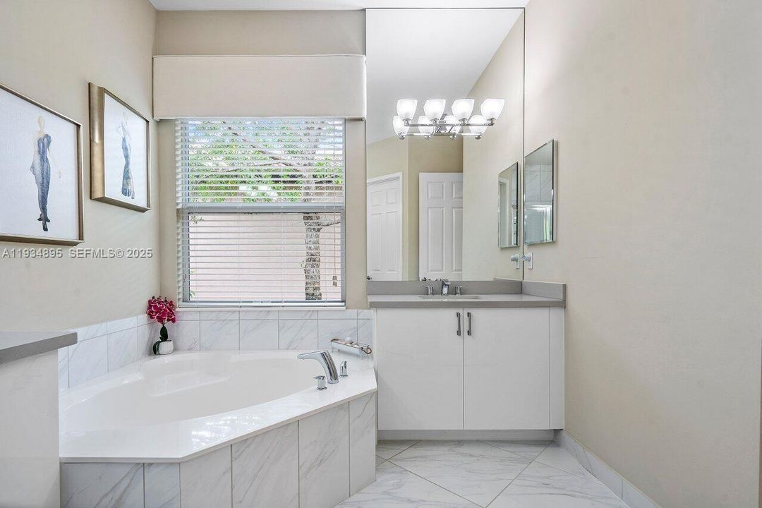 En Venta: $779,900 (3 camas, 2 baños, 1994 Pies cuadrados)