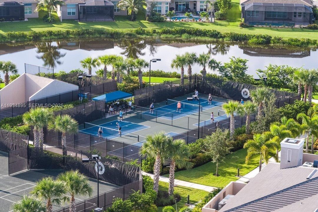 En Venta: $779,900 (3 camas, 2 baños, 1994 Pies cuadrados)