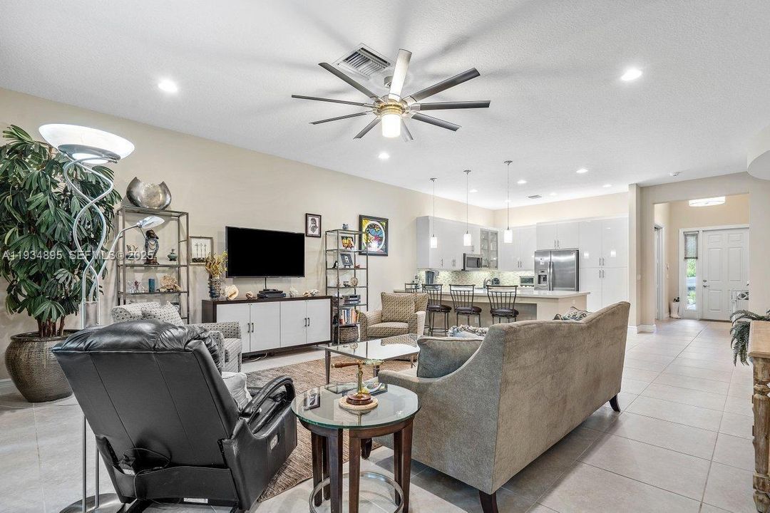 En Venta: $779,900 (3 camas, 2 baños, 1994 Pies cuadrados)