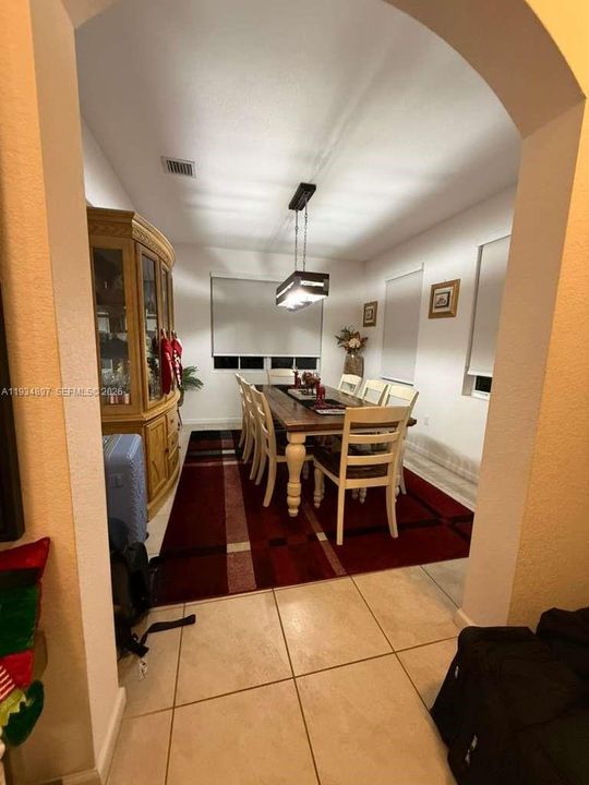 En Venta: $565,000 (4 camas, 2 baños, 2263 Pies cuadrados)