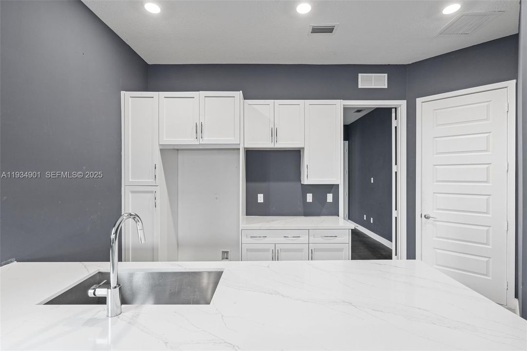 En Venta: $1,274,900 (4 camas, 4 baños, 4274 Pies cuadrados)