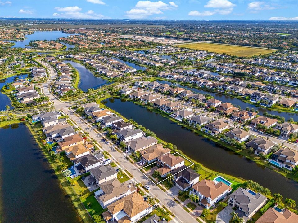 En Venta: $1,274,900 (4 camas, 4 baños, 4274 Pies cuadrados)