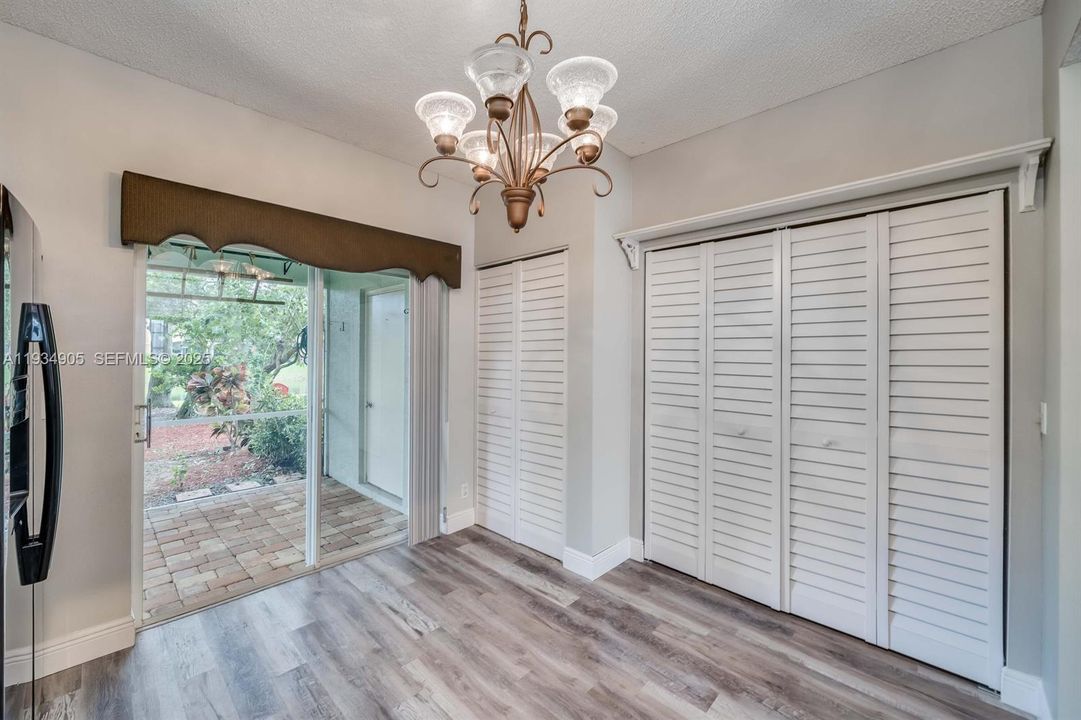 For Sale: $355,000 (2 beds, 1 baths, 1110 Square Feet)