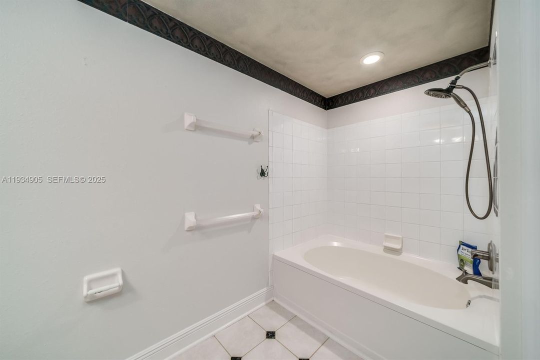 For Sale: $355,000 (2 beds, 1 baths, 1110 Square Feet)