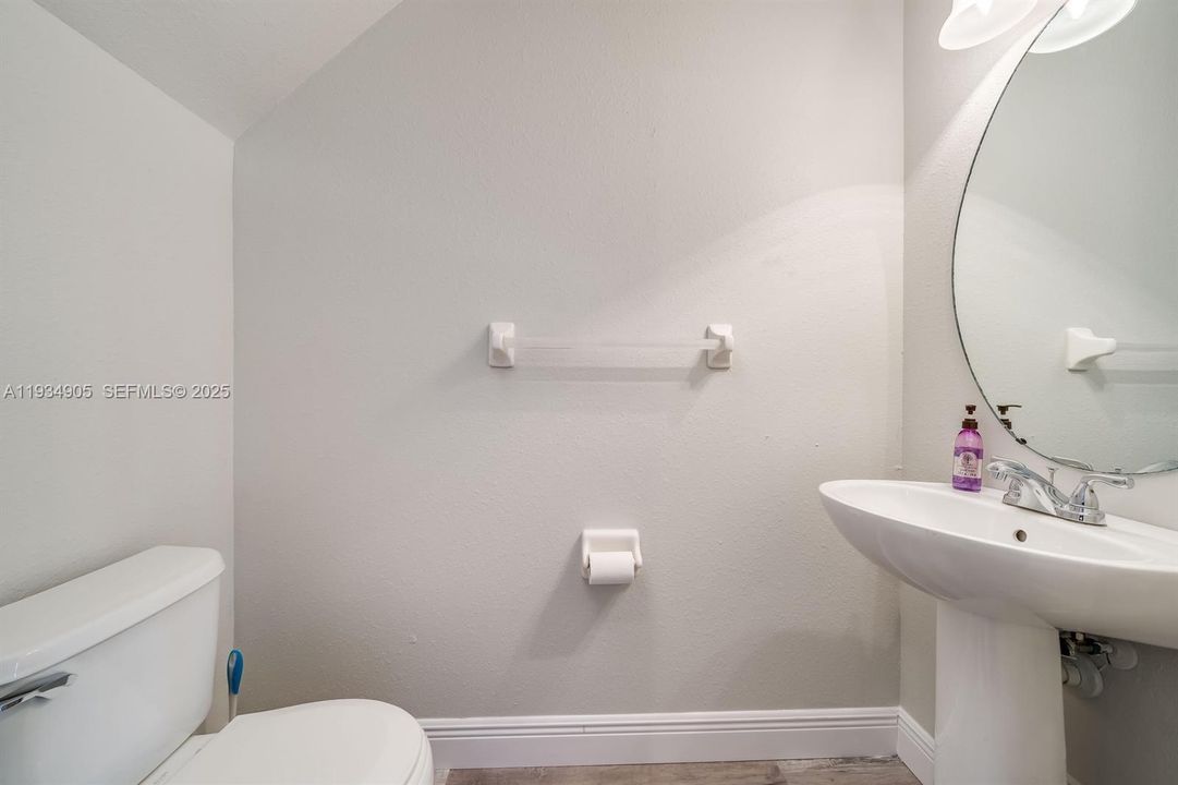 For Sale: $355,000 (2 beds, 1 baths, 1110 Square Feet)