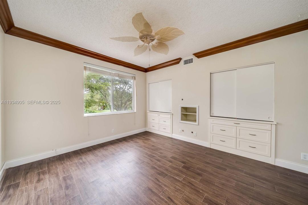 For Sale: $355,000 (2 beds, 1 baths, 1110 Square Feet)