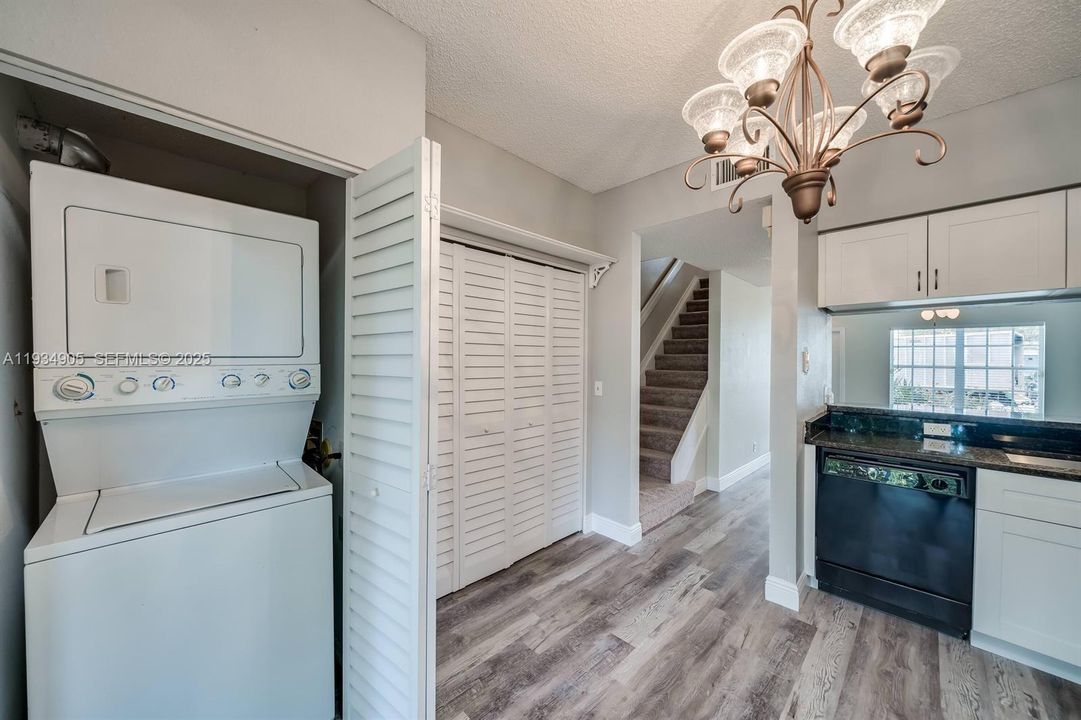 For Sale: $355,000 (2 beds, 1 baths, 1110 Square Feet)