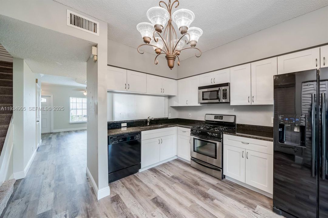 For Sale: $355,000 (2 beds, 1 baths, 1110 Square Feet)