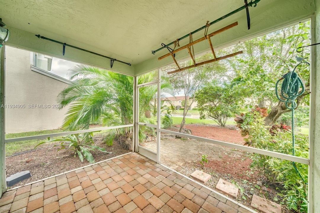 For Sale: $355,000 (2 beds, 1 baths, 1110 Square Feet)