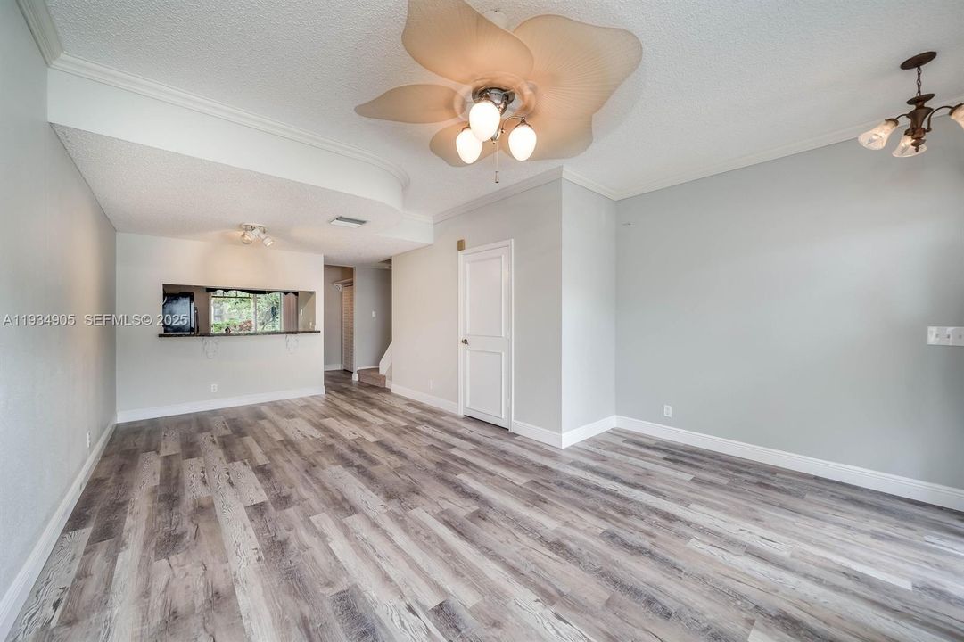 For Sale: $355,000 (2 beds, 1 baths, 1110 Square Feet)