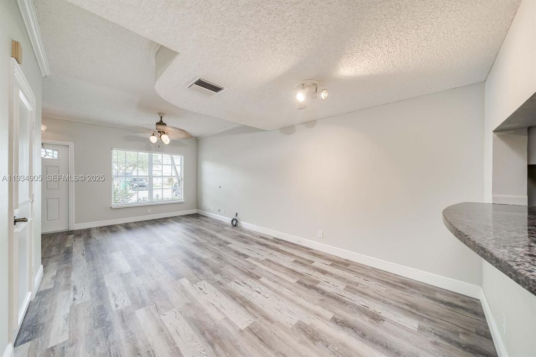 For Sale: $355,000 (2 beds, 1 baths, 1110 Square Feet)