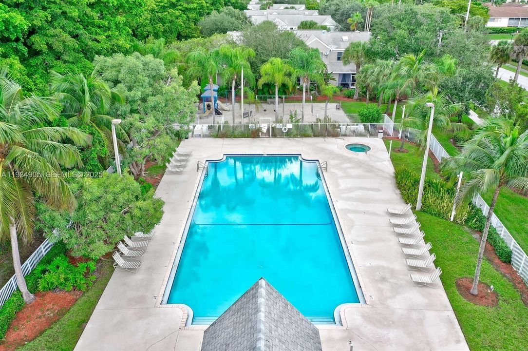 For Sale: $355,000 (2 beds, 1 baths, 1110 Square Feet)