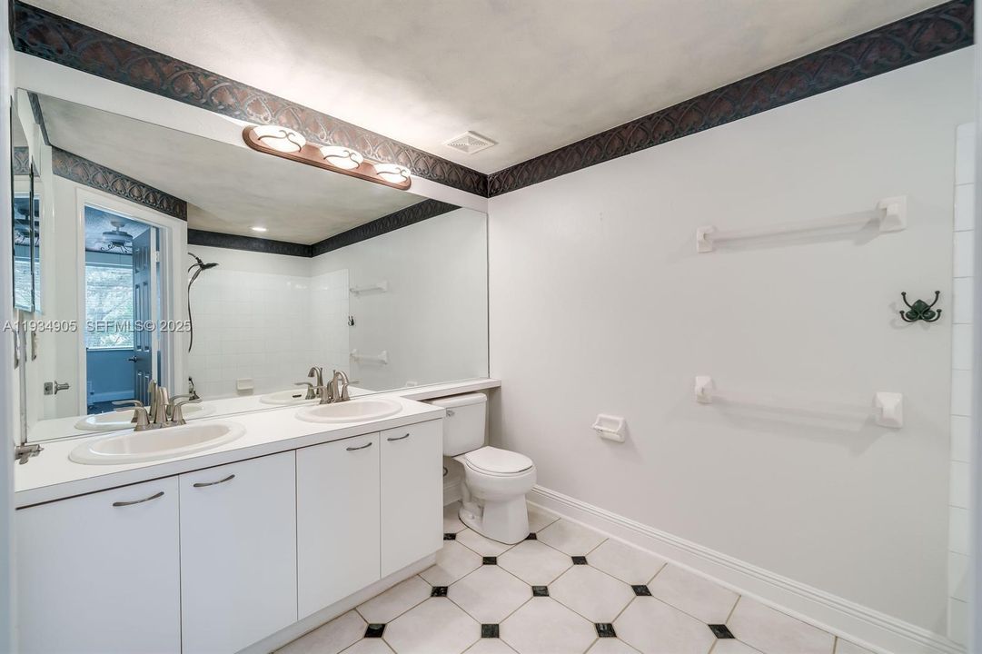 For Sale: $355,000 (2 beds, 1 baths, 1110 Square Feet)