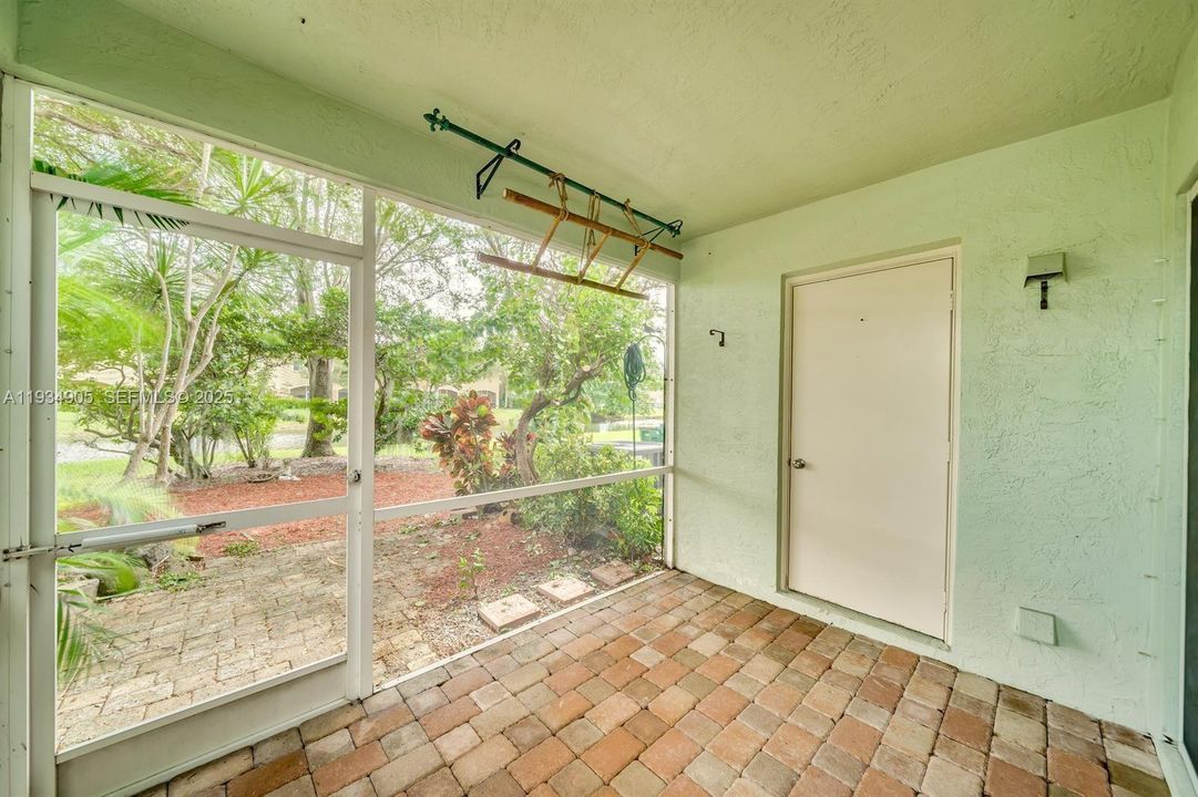 For Sale: $355,000 (2 beds, 1 baths, 1110 Square Feet)