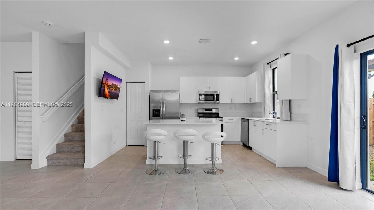 For Rent: $2,800 (3 beds, 2 baths, 1812 Square Feet)