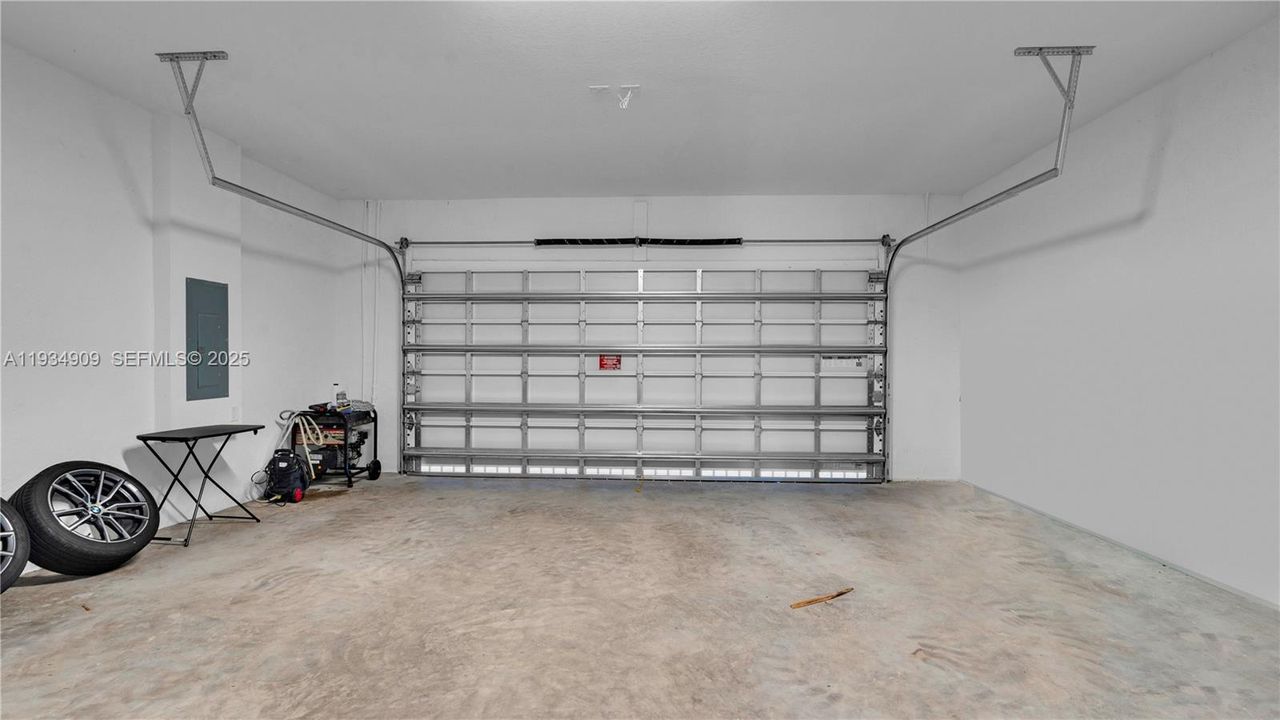 For Rent: $2,800 (3 beds, 2 baths, 1812 Square Feet)