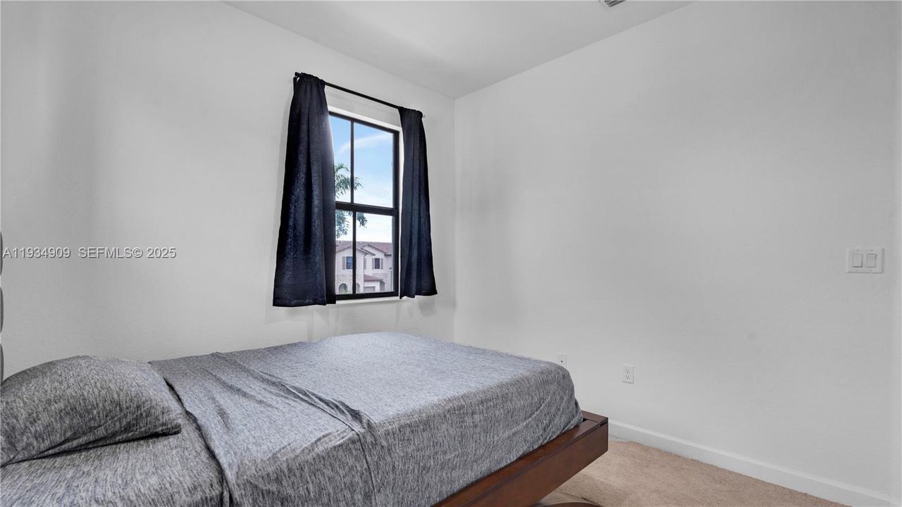 For Rent: $2,800 (3 beds, 2 baths, 1812 Square Feet)