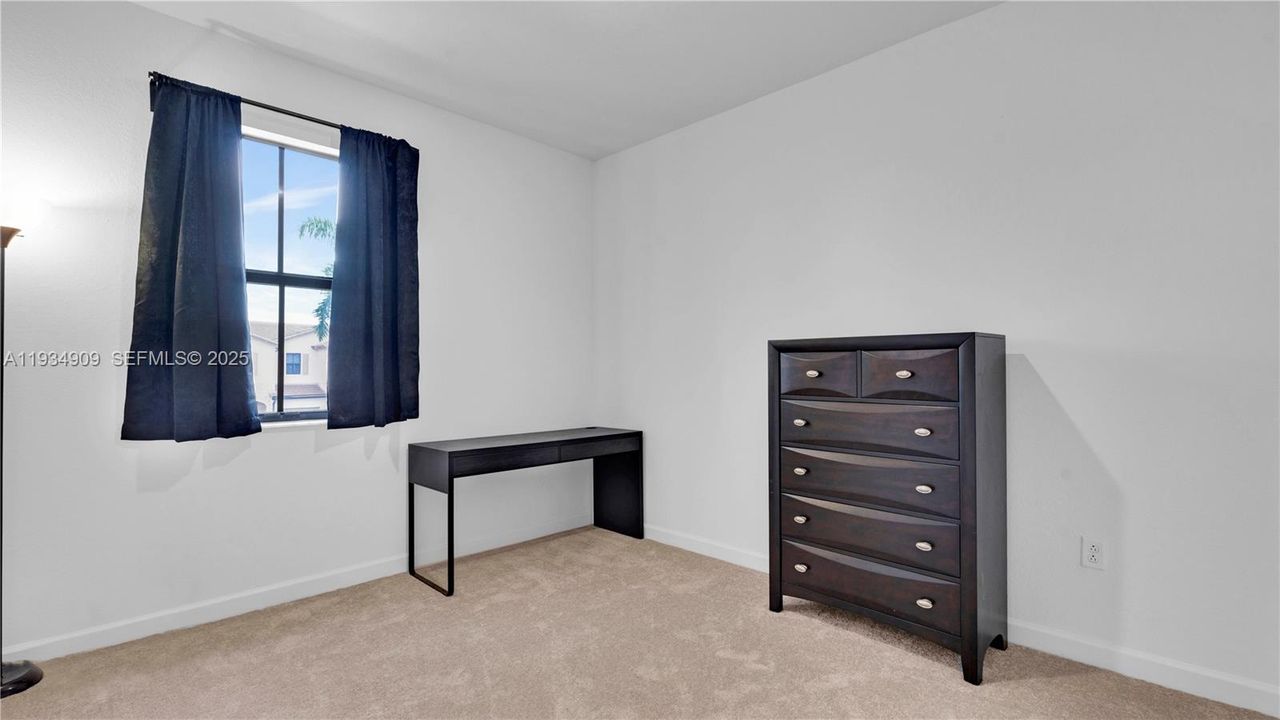 For Rent: $2,800 (3 beds, 2 baths, 1812 Square Feet)