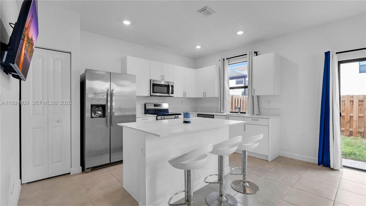 For Rent: $2,800 (3 beds, 2 baths, 1812 Square Feet)