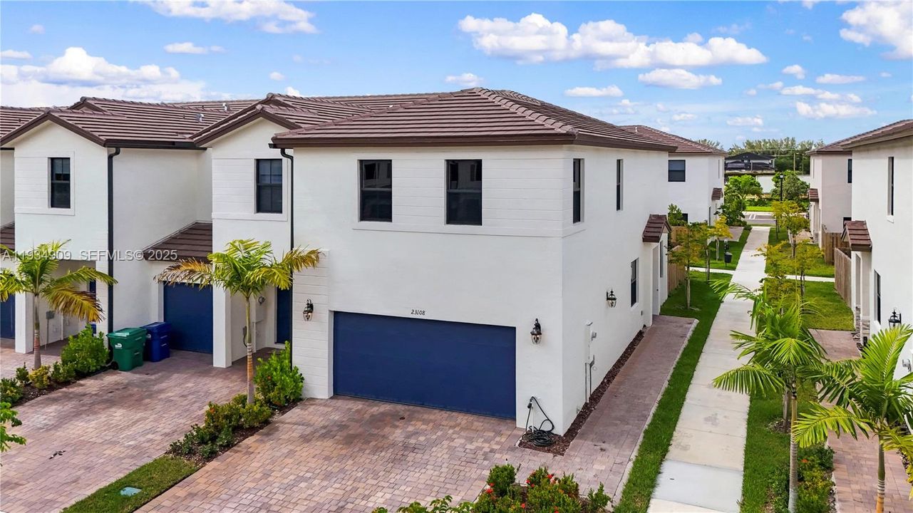 For Rent: $2,800 (3 beds, 2 baths, 1812 Square Feet)