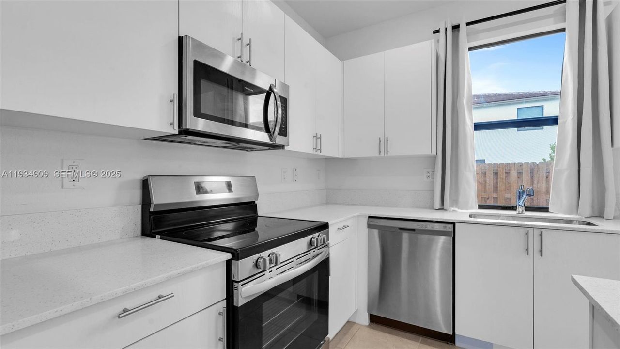 For Rent: $2,800 (3 beds, 2 baths, 1812 Square Feet)