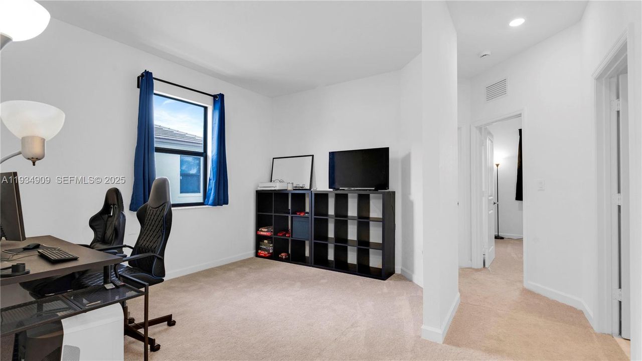 For Rent: $2,800 (3 beds, 2 baths, 1812 Square Feet)