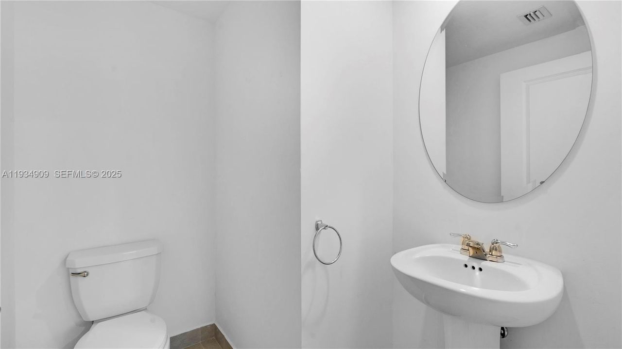 For Rent: $2,800 (3 beds, 2 baths, 1812 Square Feet)