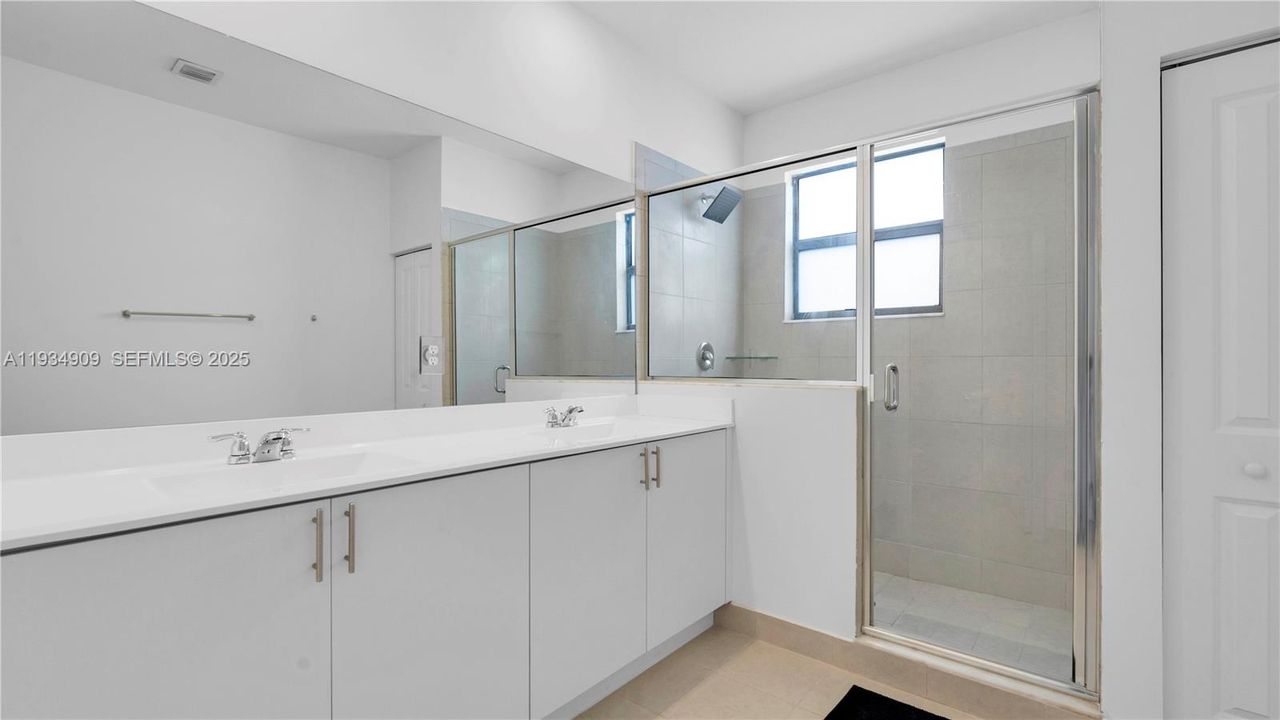 For Rent: $2,800 (3 beds, 2 baths, 1812 Square Feet)