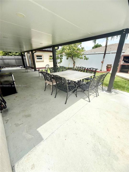 En Venta: $559,000 (4 camas, 2 baños, 1642 Pies cuadrados)