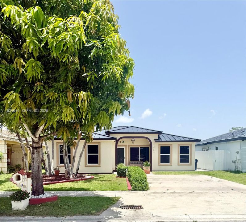 En Venta: $559,000 (4 camas, 2 baños, 1642 Pies cuadrados)