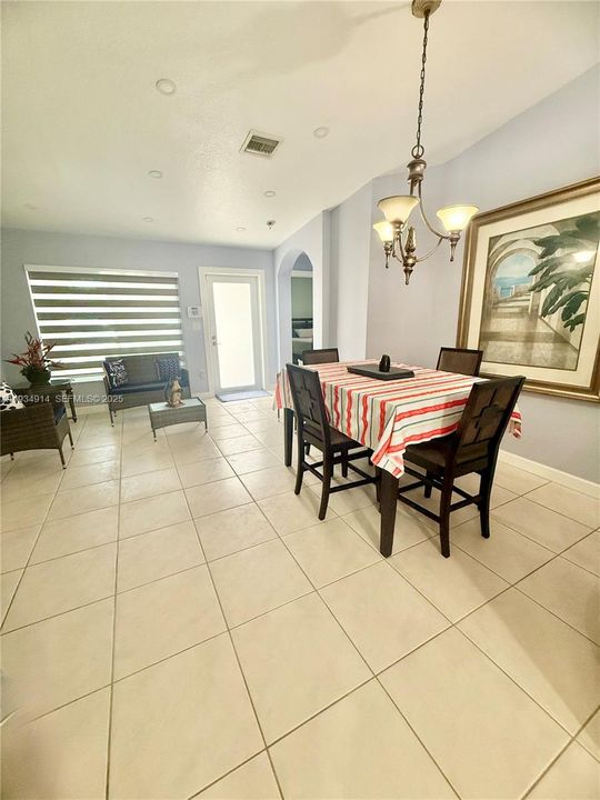 En Venta: $559,000 (4 camas, 2 baños, 1642 Pies cuadrados)