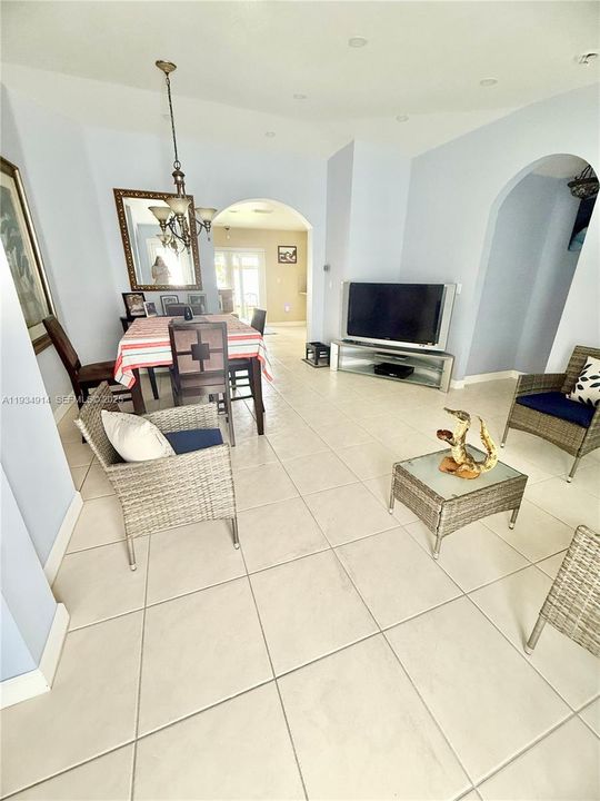 En Venta: $559,000 (4 camas, 2 baños, 1642 Pies cuadrados)